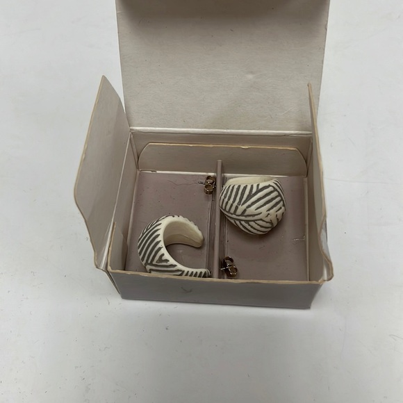 New in box Vintage 1988 earrings surgical steel posts. Sirocco hoops. - Picture 1 of 3